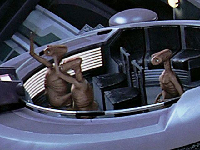 Connexion entre star wars et ET (Et choses surprenante, les E.T sont des cratures qui existent dans Star Wars ! On peut clairement les apercevoir dans cette mme salle du snat, dans l'pisode V. On peut en dduire que ces derniers connaissent Yoda.)