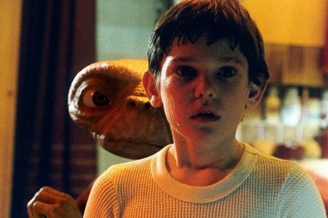 Connexion entre star wars et ET (Dans E.T, l'un de ces extra-terrestres vient  la rencontre d'un jeune garon, prnomm Elliot.)