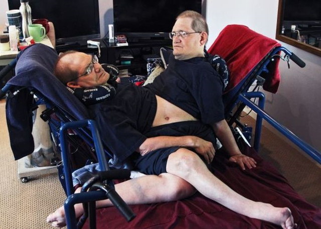 Des frères siamois - 8