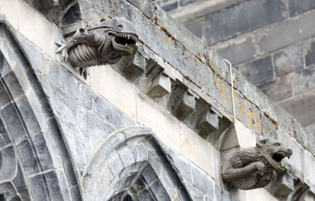Un alien en guise de gargouille sur une abbaye - 2