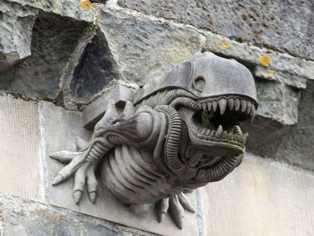 Un alien en guise de gargouille sur une abbaye - 3