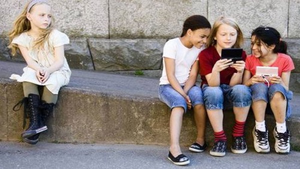 23 choses à connaitre sur les gauchers (Il y a de nombreuses parties du monde où les enfants sont punis à l'école s'ils utilisent leur main gauche pour écrire)