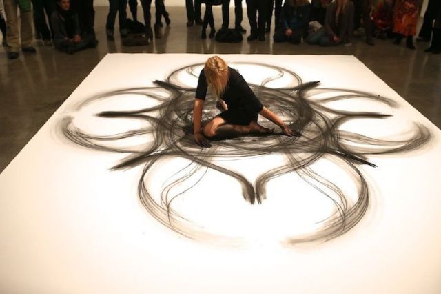 Une artiste qui utilise son corps - 17