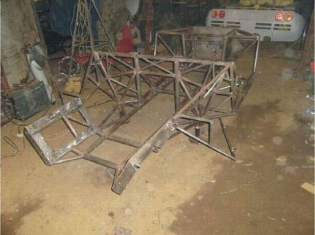 Une mcanicien fabrique une McLaren F1 - 1