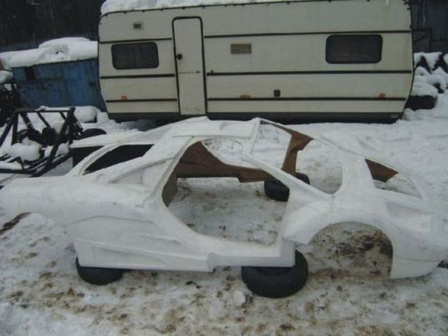 Une mcanicien fabrique une McLaren F1 - 10