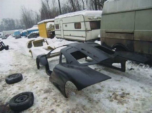 Une mcanicien fabrique une McLaren F1 - 11