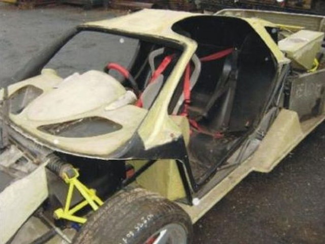 Une mcanicien fabrique une McLaren F1 - 13