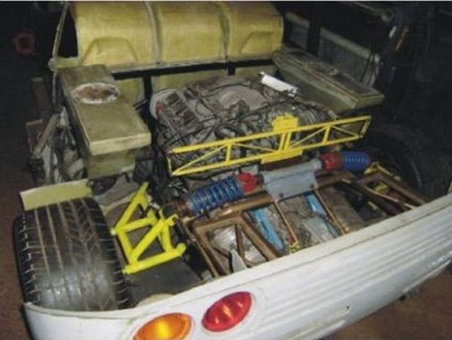 Une mcanicien fabrique une McLaren F1 - 14