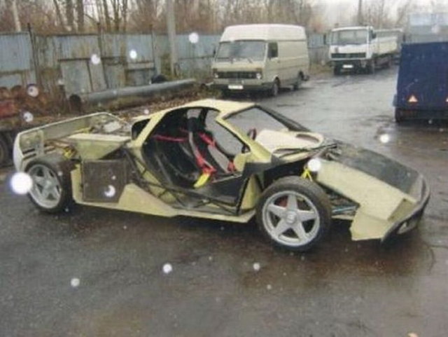 Une mcanicien fabrique une McLaren F1 - 15