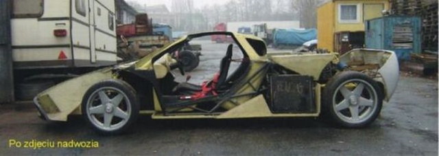 Une mcanicien fabrique une McLaren F1 - 16