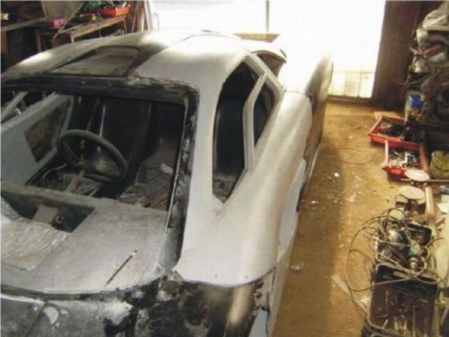 Une mcanicien fabrique une McLaren F1 - 17