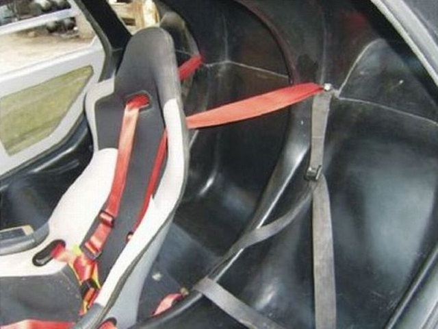 Une mcanicien fabrique une McLaren F1 - 19