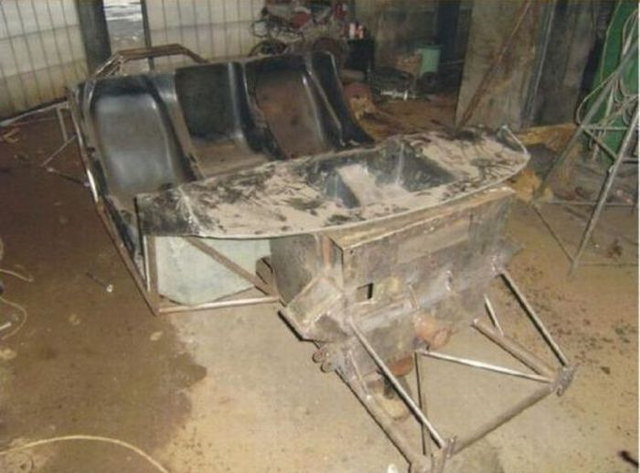 Une mcanicien fabrique une McLaren F1 - 2