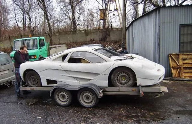 Une mcanicien fabrique une McLaren F1 - 23