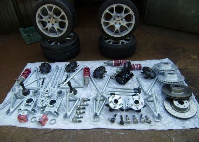 Une mcanicien fabrique une McLaren F1 - 24