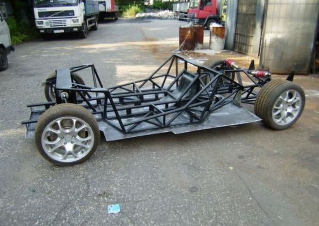 Une mcanicien fabrique une McLaren F1 - 25