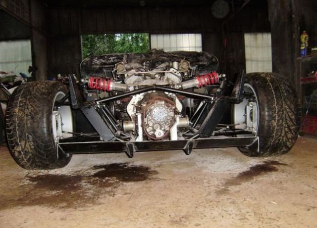 Une mcanicien fabrique une McLaren F1 - 27