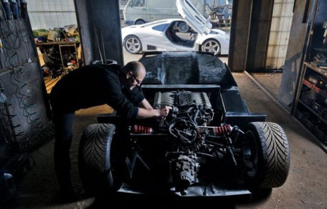 Une mcanicien fabrique une McLaren F1 - 28