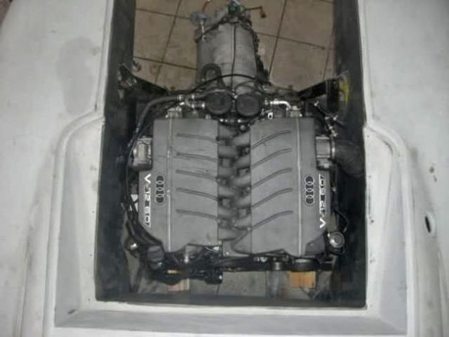 Une mcanicien fabrique une McLaren F1 - 29