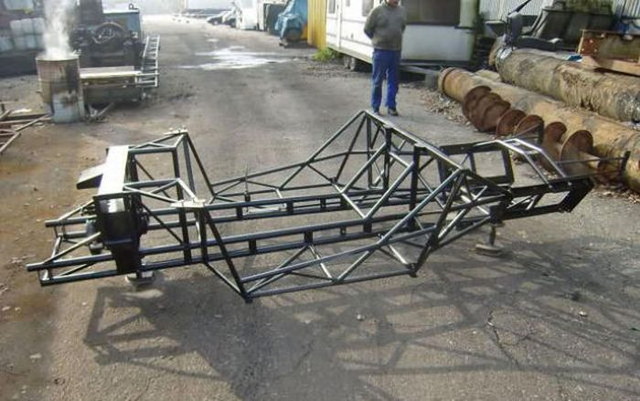 Une mcanicien fabrique une McLaren F1 - 3