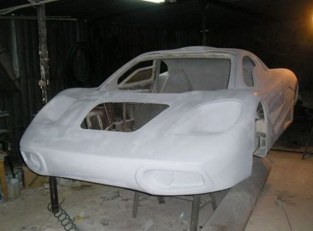 Une mcanicien fabrique une McLaren F1 - 30