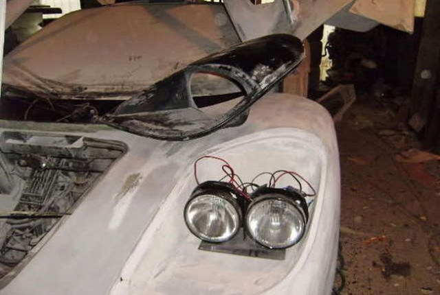 Une mcanicien fabrique une McLaren F1 - 31