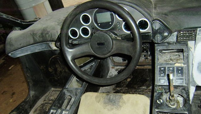 Une mcanicien fabrique une McLaren F1 - 33