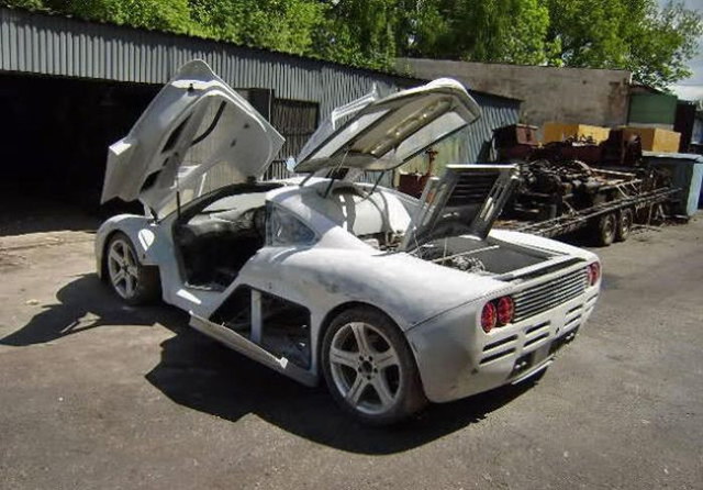 Une mcanicien fabrique une McLaren F1 - 34