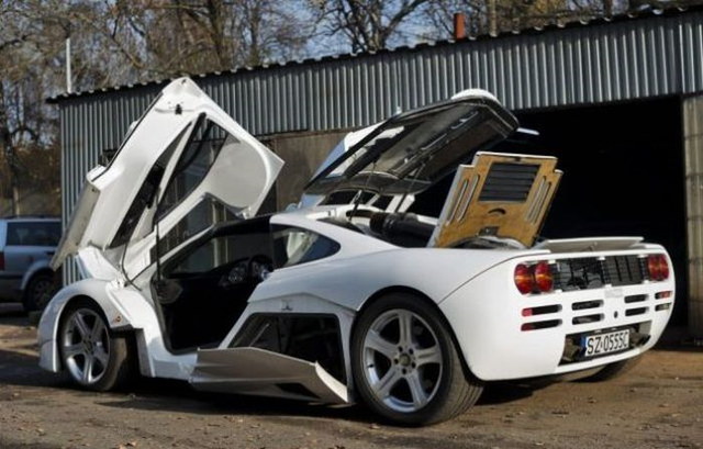 Une mcanicien fabrique une McLaren F1 - 35