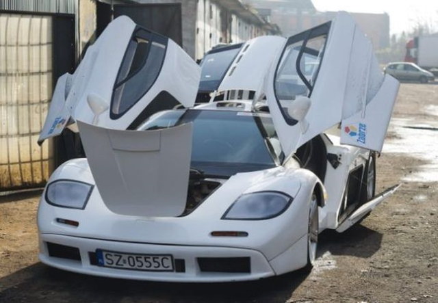 Une mcanicien fabrique une McLaren F1 - 36