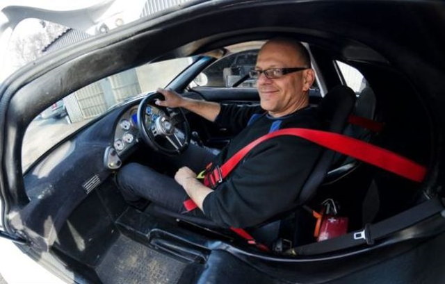 Une mcanicien fabrique une McLaren F1 - 38