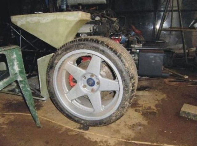 Une mcanicien fabrique une McLaren F1 - 4