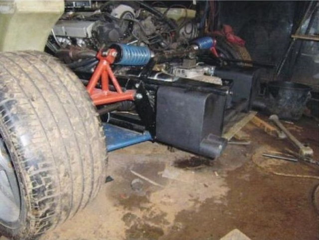 Une mcanicien fabrique une McLaren F1 - 5