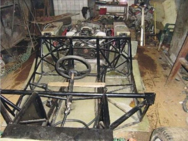 Une mcanicien fabrique une McLaren F1 - 6