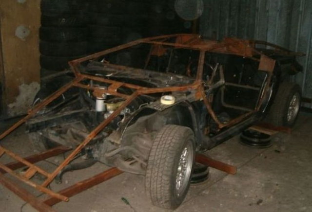 Une mcanicien fabrique une McLaren F1 - 7