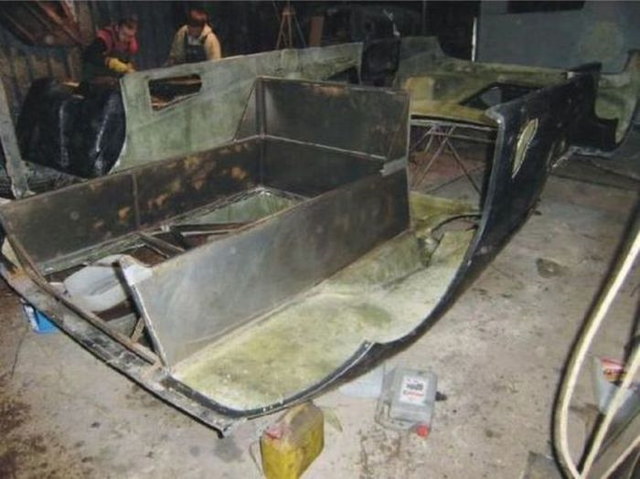 Une mcanicien fabrique une McLaren F1 - 8