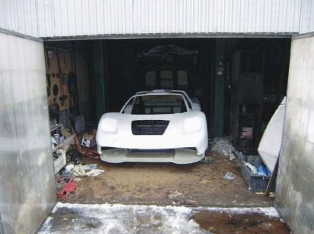 Une mcanicien fabrique une McLaren F1 - 9