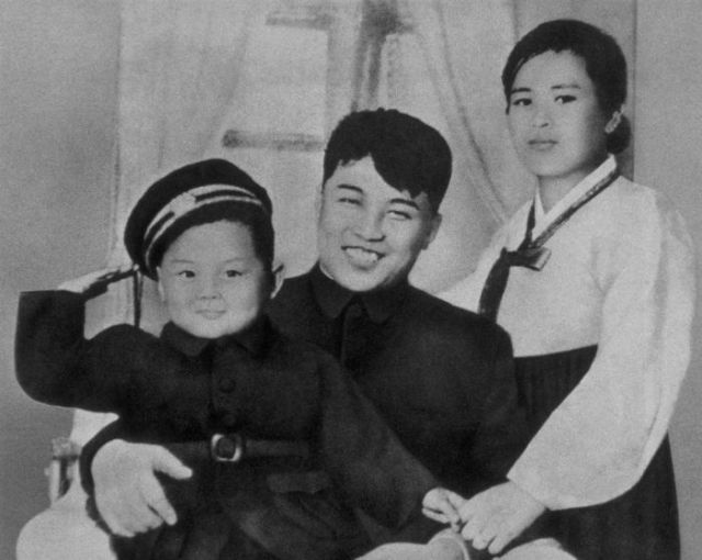 Personnages clbres jeunes (Kim Jong Il avec ses parents)