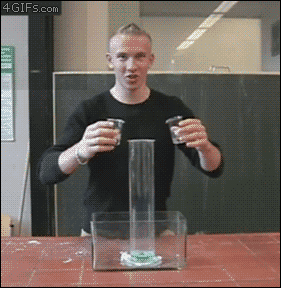 Réactions chimiques amusantes (Peroxyde d'hydrogène mélangé avec de l'iodure de potassium)