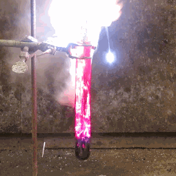 Réactions chimiques amusantes (Réaction chimique entre l'aluminium et l'iode)
