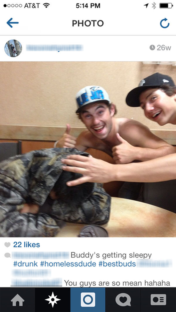 Jeunes en photo avec des SDF - 10