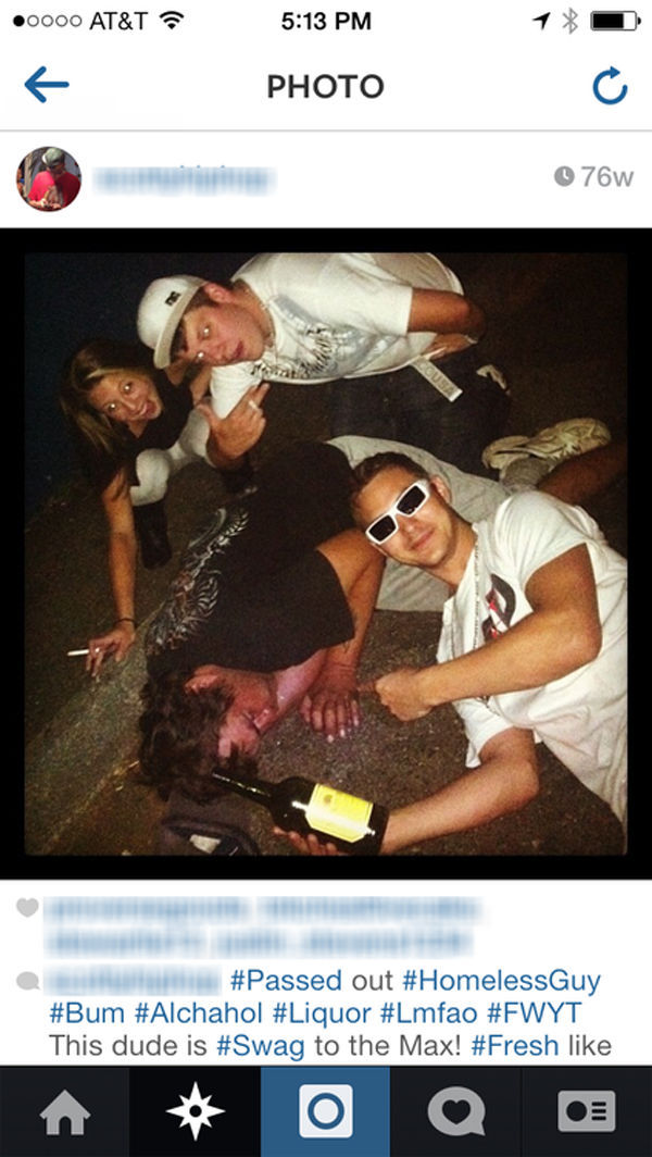 Jeunes en photo avec des SDF - 11