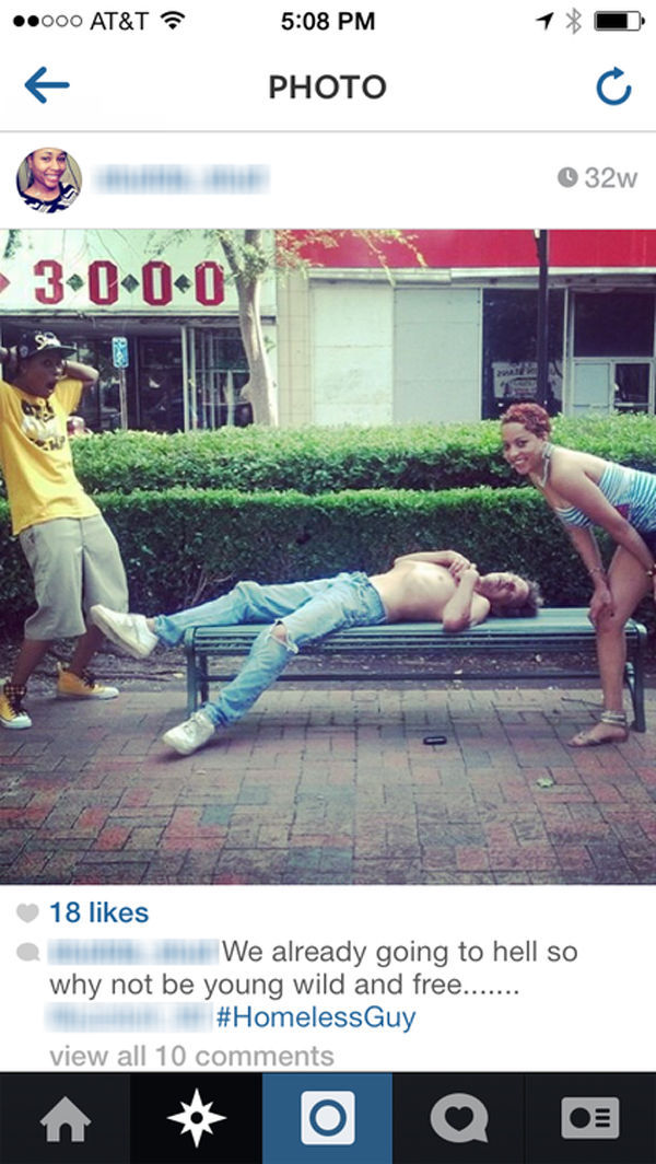 Jeunes en photo avec des SDF - 13