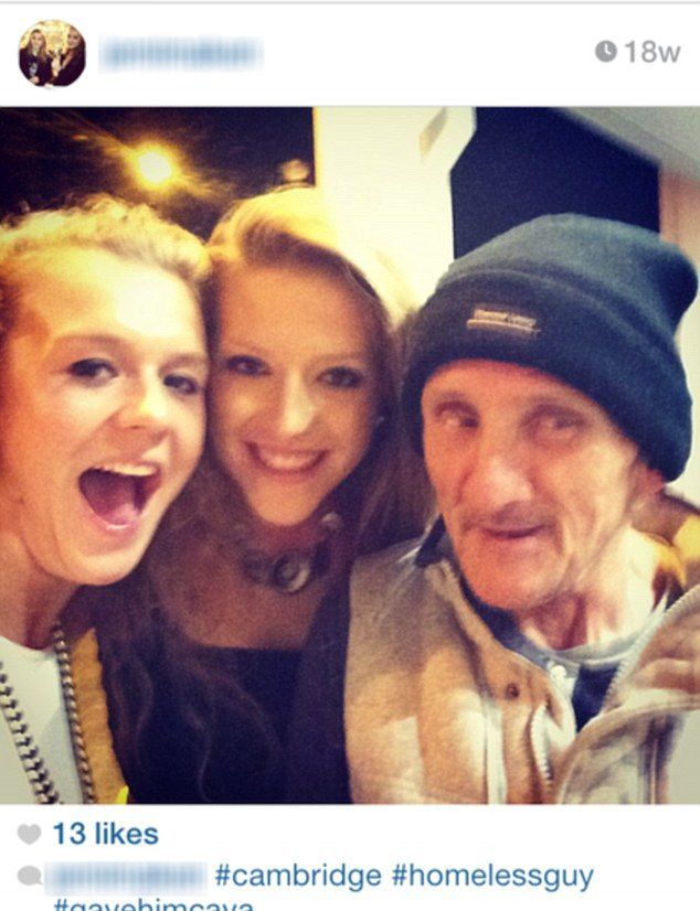 Jeunes en photo avec des SDF - 17