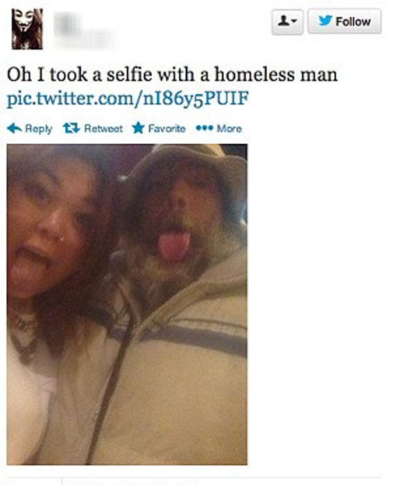 Jeunes en photo avec des SDF - 19