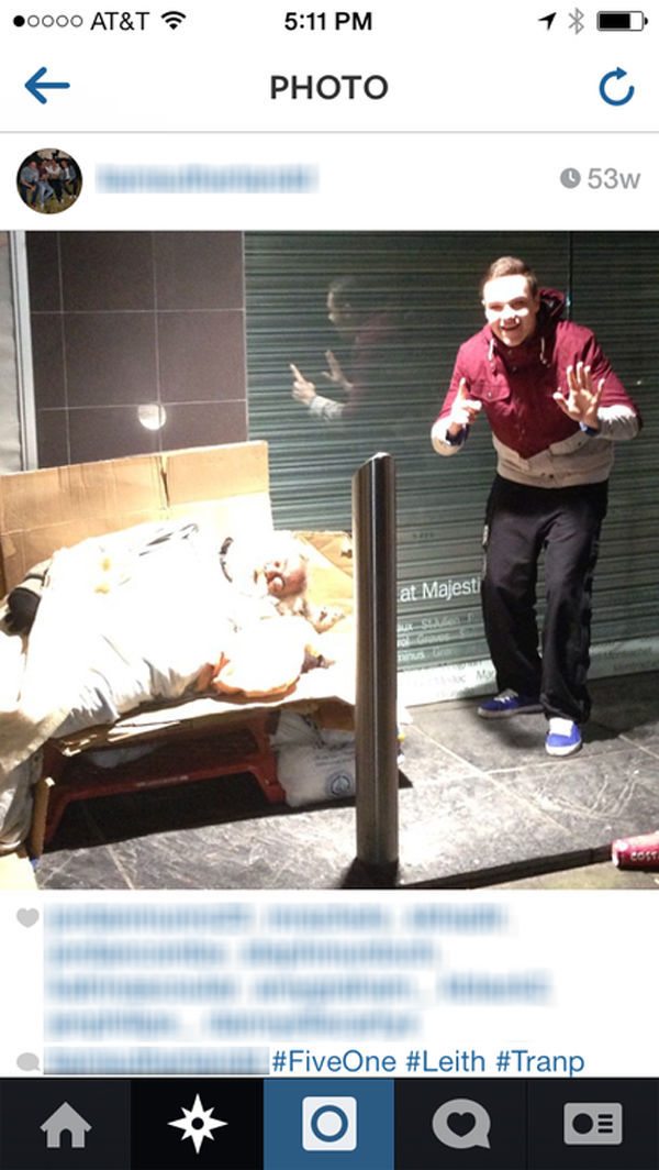 Jeunes en photo avec des SDF - 3