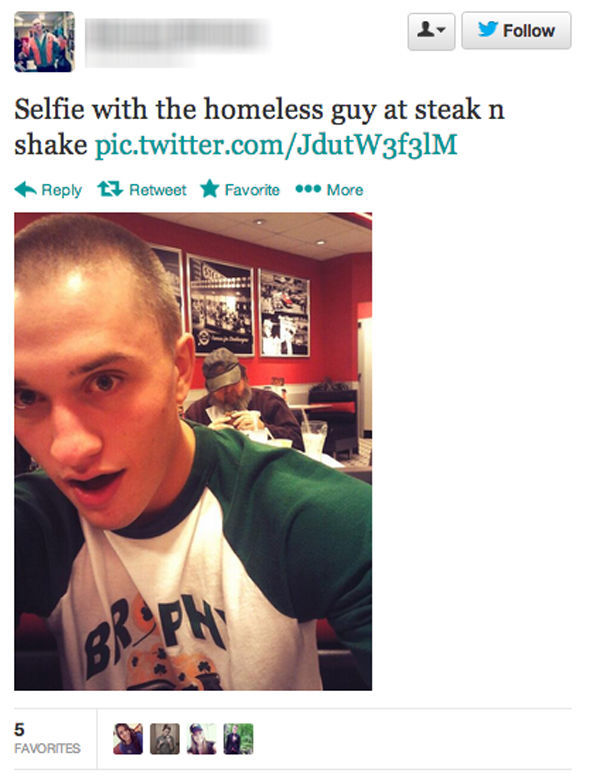 Jeunes en photo avec des SDF - 5