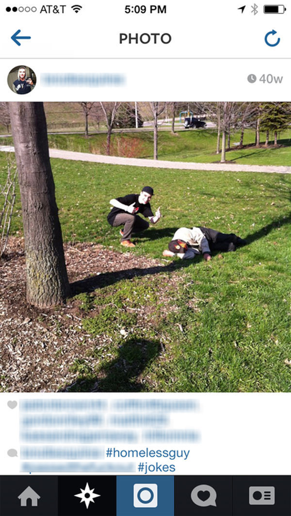 Jeunes en photo avec des SDF - 8