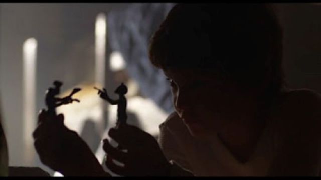 Connexion entre star wars et ET (Elliot joue avec des jouets Star Wars, qui est en soit plutt trange...)