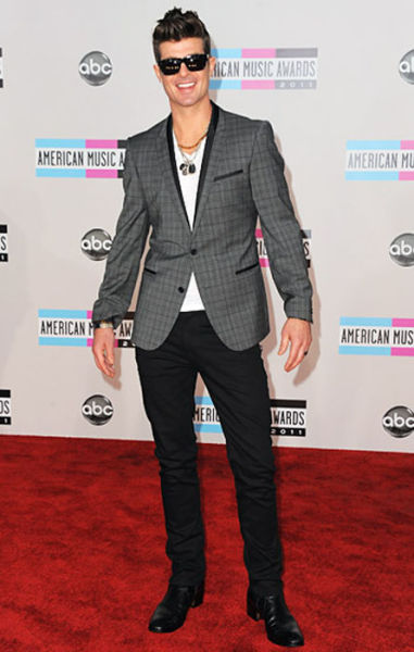 Robin Thicke ressemble  Ken - 8